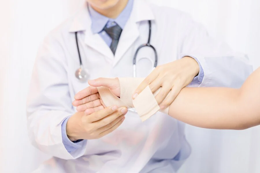 A professional give the wound care treatment of the patitent.